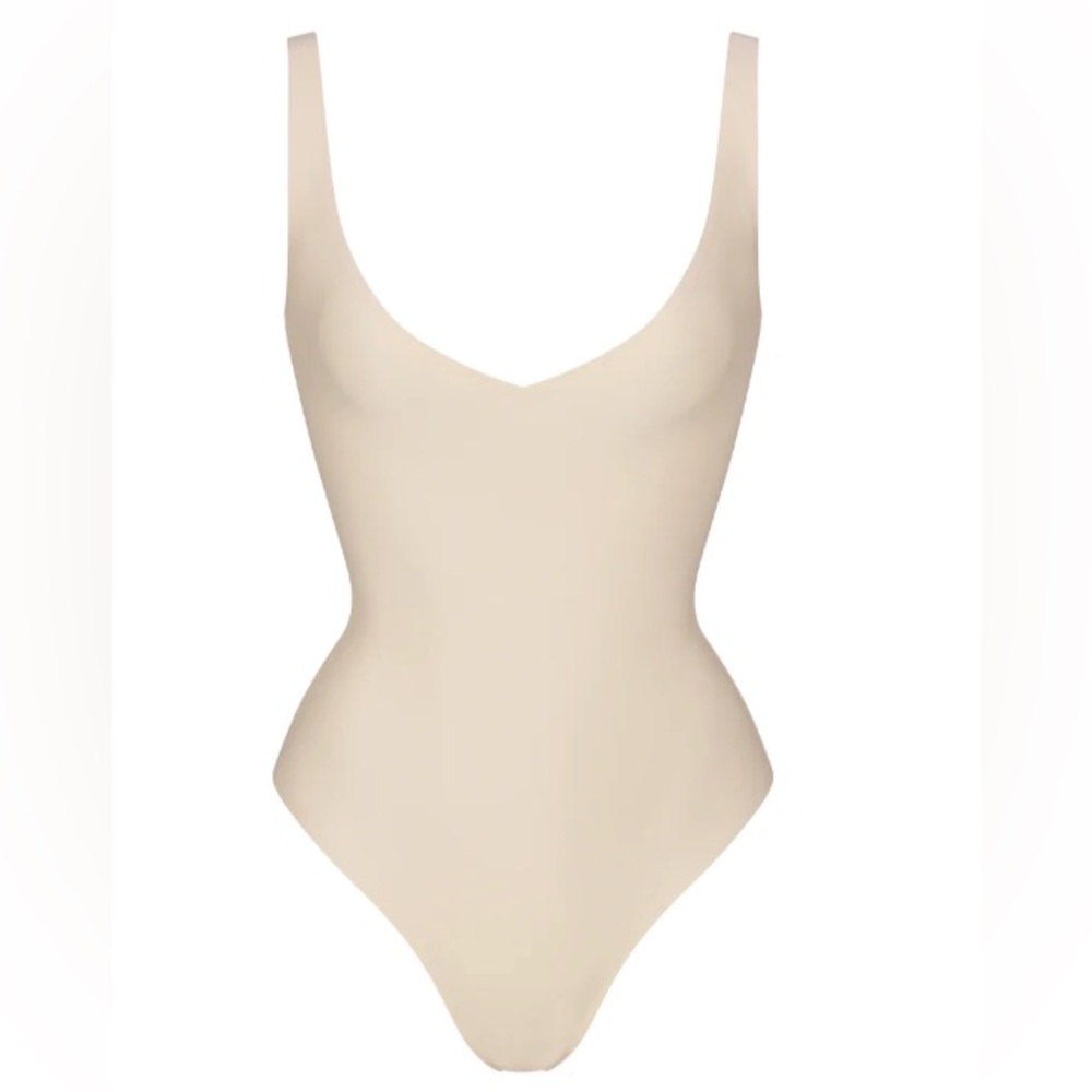 SKIMS UNLINED PLUNGE THONG BODYSUIT - SAND